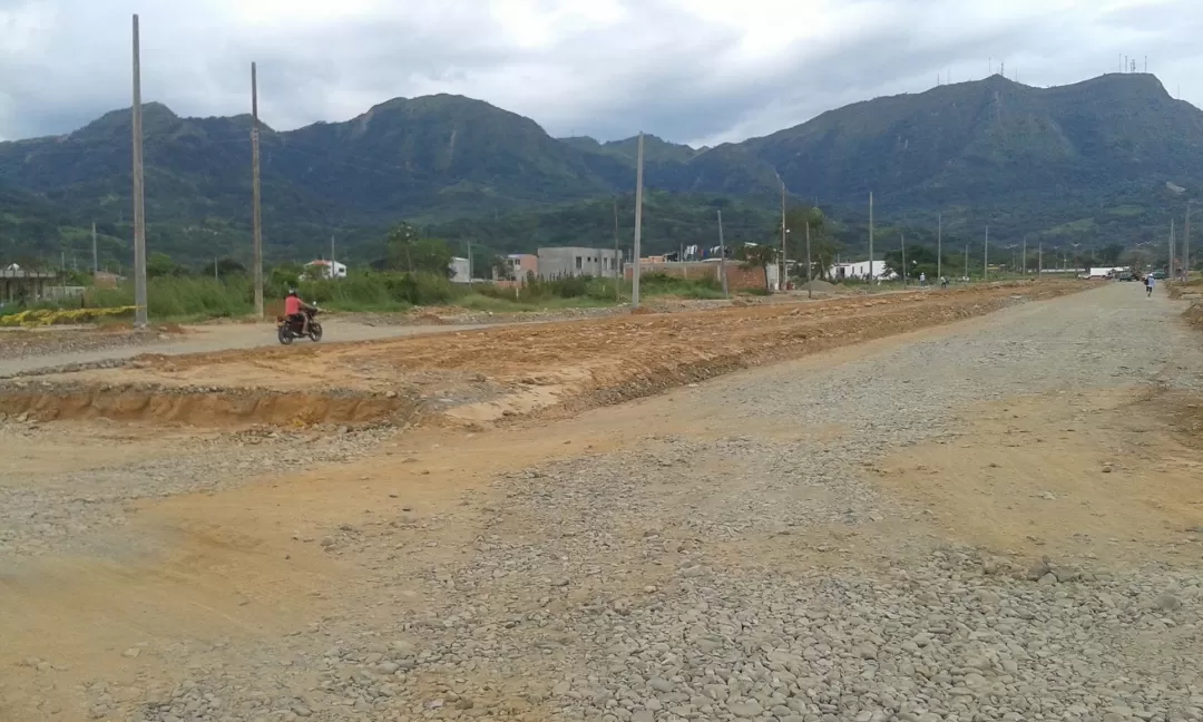 Construcción de las redes eléctricas de media y baja tensión para el barrio Los Ocobos.